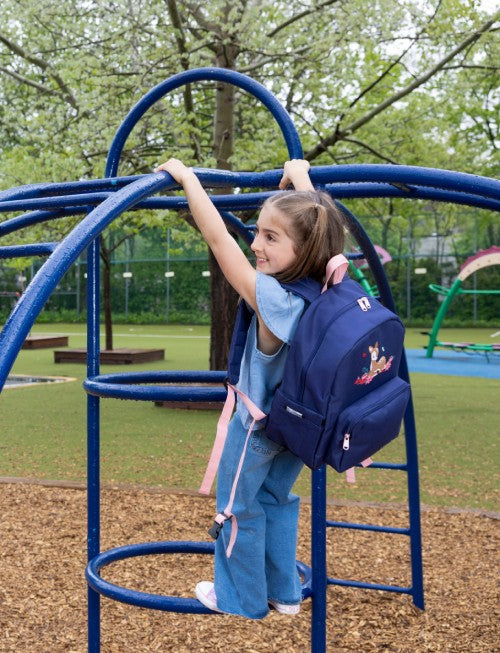 Enfants avec sacs d’école Trippin Store dans une cour d’école